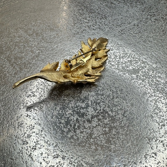 Vintage signed CORO leaf gold tone pin brooch - Picture 3 of 8